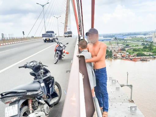 Công an phường Hưng Phú cứu người đàn ông và con nhỏ định nhảy cầu Cần Thơ tự tử