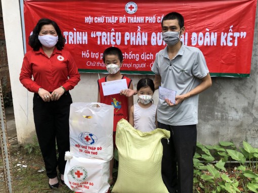 Thăm hỏi, tặng quà gia đình có người qua đời vì COVID-19