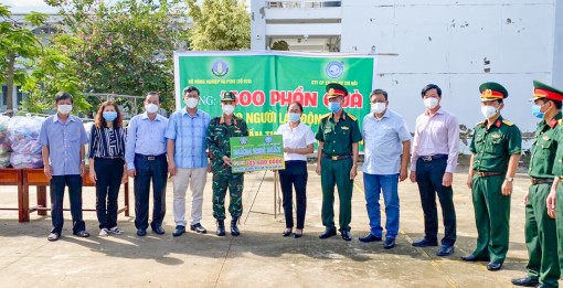 Tặng 1.600 túi an sinh cho người lao động