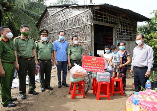 Công an TP Cần Thơ bảo trợ 11 trẻ em mồ côi do dịch COVID-19