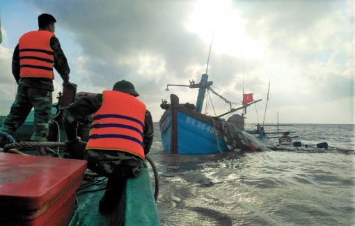 Cà Mau: Kịp thời cứu vớt 7 người bị chìm tàu trên biển