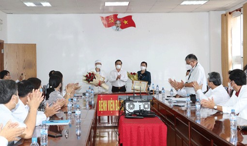 Bác sĩ CKII Phan Thị Phụng và tập thể Khoa Hồi sức tích cực - Chống độc nhận Bằng khen của thành phố