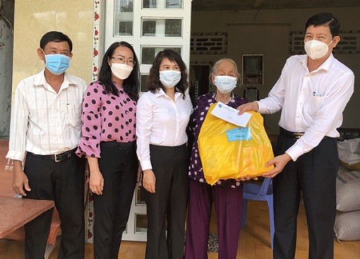 Hội LHPN huyện Thới Lai tặng quà Mẹ Việt Nam Anh hùng