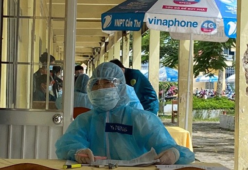 Tiễn đưa nữ y sĩ tử vong sau khi làm nhiệm vụ tiêm vaccine COVID-19 cho người dân