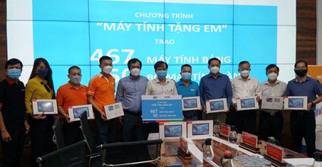 Tập đoàn FPT và Quỹ Hy vọng tặng 517 máy tính bảng, máy tính bàn cho học sinh TP Cần Thơ