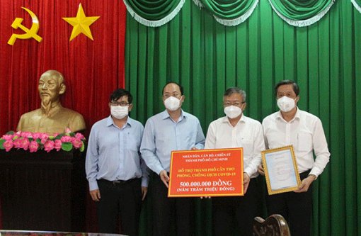 Lãnh đạo thành phố tiếp nhận tiền và vật tư y tế hỗ trợ phòng, chống dịch COVID-19