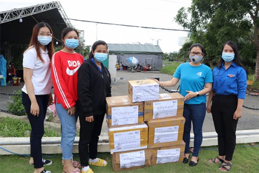 Thăm và tặng quà cán bộ, tình nguyện viên nữ tham gia tuyến đầu chống dịch