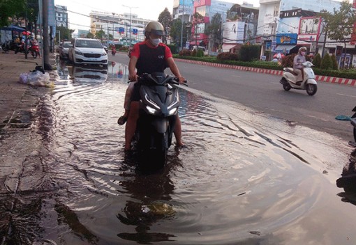 Nhiều tuyến đường có cốt nền thấp bị ngập nước do triều cường