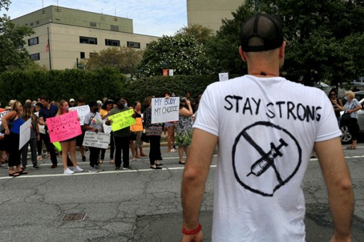 Các nước dốc sức chống tin giả về vaccine