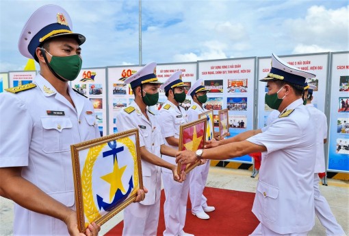 Vùng 5 Hải quân thượng cờ 4 tàu vận tải đổ bộ đa năng