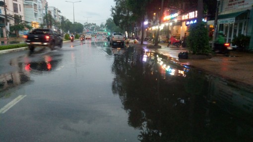 Triều cường lên cao, nhiều tuyến đường bị ngập