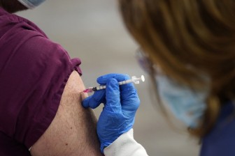 Mỹ cho phép tiêm kết hợp liều tăng cường vaccine COVID-19