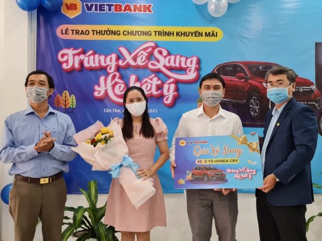 Vietbank Cần Thơ trao giải đặc biệt xe ô tô Honda CR-V cho khách hàng tham gia Chương trình “Trúng xế sang - Hè hết ý”