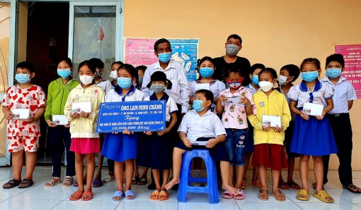 Trao học bổng cho học sinh khó khăn do dịch bệnh COVID-19