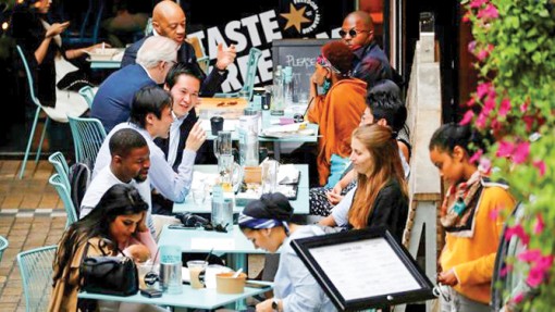 Châu Âu lo ngại làn sóng COVID-19 mới