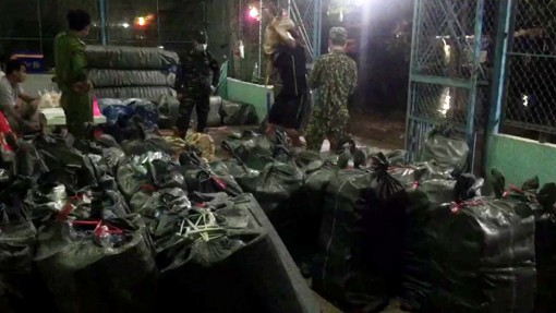 An Giang: Bắt quả tang xe tải chở số lượng lớn hàng hóa không rõ nguồn gốc