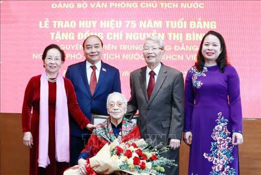 Chủ tịch nước trao "Huy hiệu 75 năm tuổi Đảng" cho nguyên Phó Chủ tịch nước Nguyễn Thị Bình