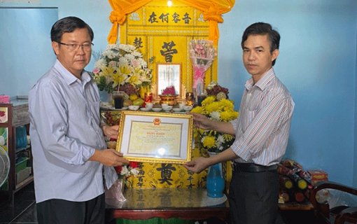 Truy tặng Bằng khen của Chủ tịch UBND thành phố cho nữ y sĩ tử vong