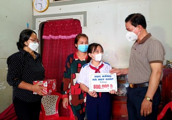 Nâng bước học sinh vượt khó đến trường