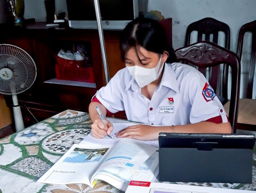 Tặng thiết bị để học trực tuyến cho em Trần Vũ Xuân Mai
