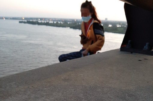 Kịp thời cứu một phụ nữ định nhảy cầu tự tử