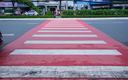 Triển khai thí điểm mô hình “Thảm an toàn cho học sinh qua đường” 