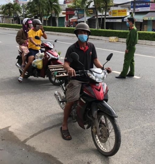 Bị xử phạt khi gắn kính chiếu hậu không đúng quy định