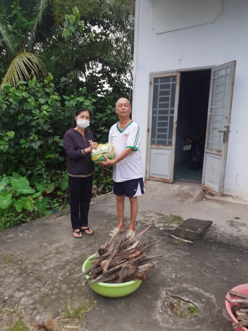 Cộng tác viên dân số An Thới giúp đỡ người cao tuổi