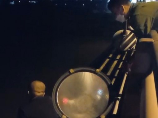 Cứu thanh niên buồn chuyện gia đình định nhảy cầu tự tử