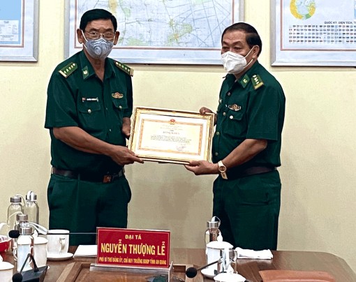 Trao bằng khen cho lực lượng triệt phá vụ vận chuyển hơn 2,8kg vàng trái phép qua biên giới