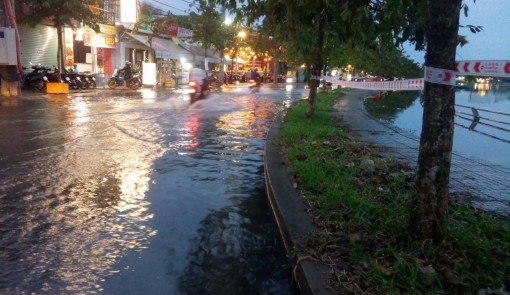 Triều cường đầu tháng 11 đang lên cao, gây ngập nghẹt nhiều nơi