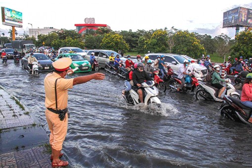 Triều cường lên cao xấp xỉ báo động III