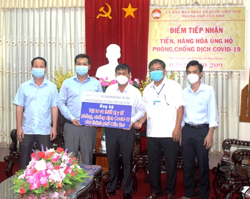 Tiếp nhận vật tư y tế ủng hộ phòng, chống dịch COVID-19