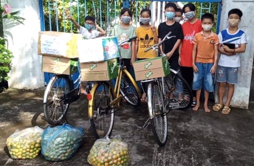 Trao quà “Tiếp sức đến trường” cho học sinh có hoàn cảnh khó khăn