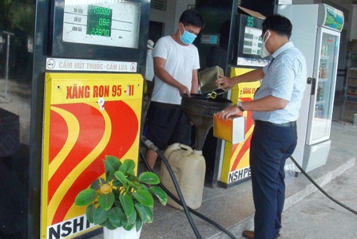 Xử phạt 2 cơ sở kinh doanh xăng dầu kém chất lượng