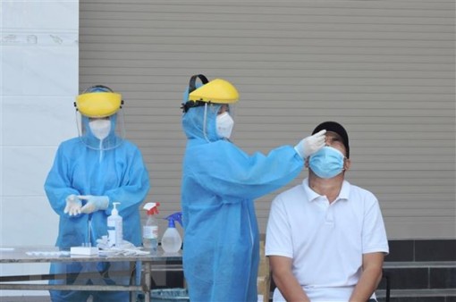 Cả nước ghi nhận 7.988 ca mắc mới COVID-19 và 67 ca tử vong