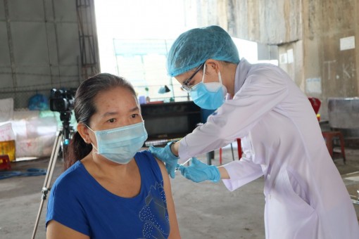 Tổ chức tiêm vaccine cho người dân