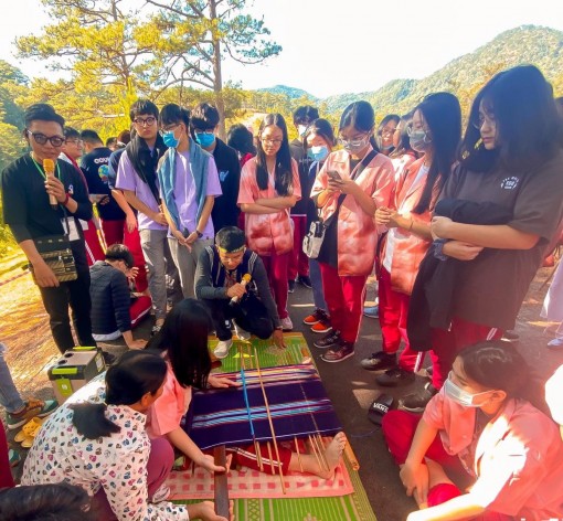 Thế hệ trẻ với bảo tồn văn hóa bản địa