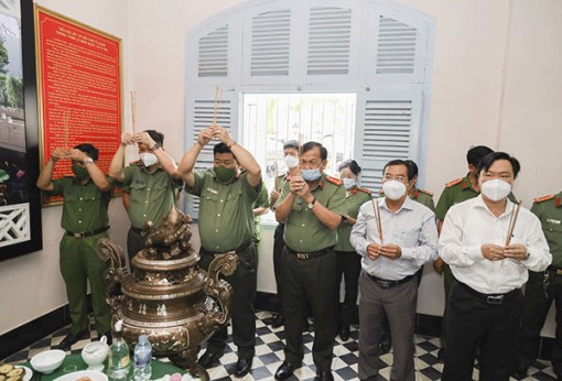Công an thành phố dâng hoa, dâng hương tưởng niệm các anh hùng, liệt sĩ trận Lê Bình