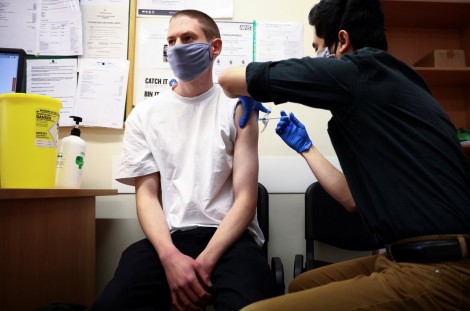 Tranh cãi về thời gian bảo vệ của vaccine