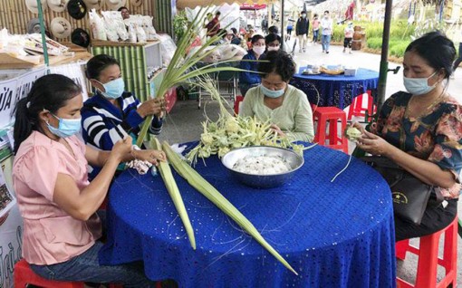 បណ្តុះ​បណ្តាល​និង​ដោះ​ស្រាយ​ការ​ងារ​ធ្វើ​ជូន​ពលករ​ខ្មែរ​