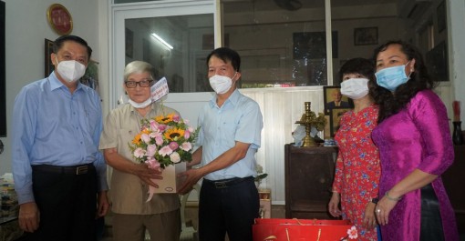 Thăm và chúc mừng các nhà giáo nguyên là lãnh đạo Sở Giáo dục
và Đào tạo TP Cần Thơ