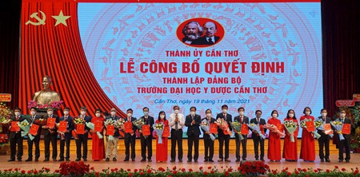 Công bố quyết định thành lập Ðảng bộ Trường Ðại học Y Dược Cần Thơ