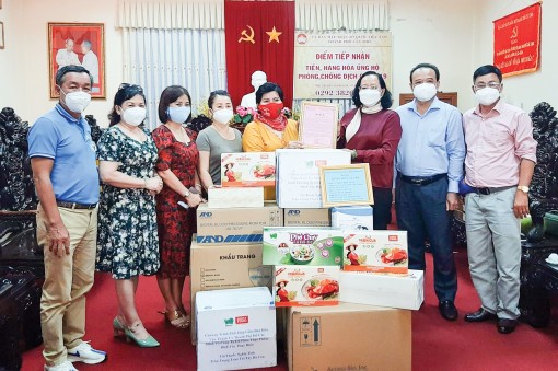 Tiếp nhận vật tư y tế và hàng hóa phòng, chống dịch COVID-19