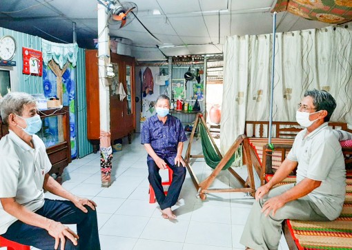 Tận tụy phục vụ nhân dân