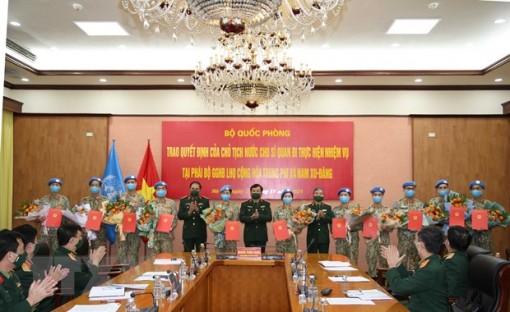 Trao Quyết định của Chủ tịch nước cho 12 sỹ quan gìn giữ hòa bình Liên hợp quốc