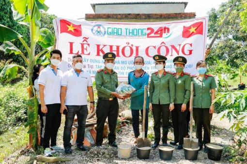 Công an TP Cần Thơ hỗ trợ chi phí sửa chữa nhà cho 2 hộ có hoàn cảnh khó khăn