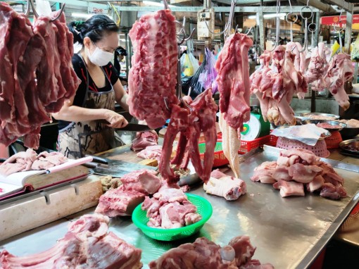 Giá thịt heo giảm, sức mua yếu