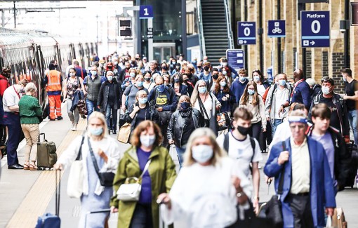 Omicron gây khó cho cuộc chiến chống COVID-19