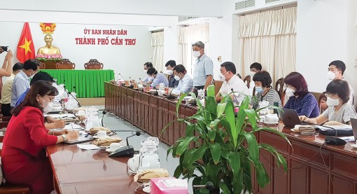 Thứ trưởng Bộ Y tế Nguyễn Trường Sơn kiểm tra công tác phòng, chống dịch COVID-19 tại Cần Thơ